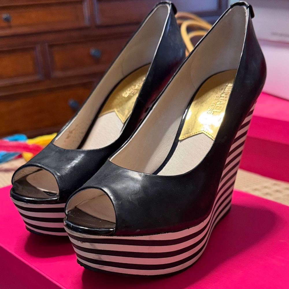 Michael Kors Black and White Striped Accent Leather Pumps (need some cleaning) - Picture 3 of 13